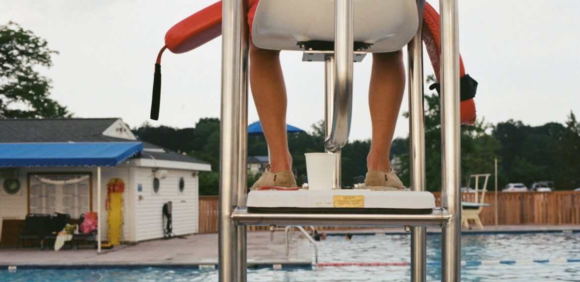 socorrista en piscina comunitaria